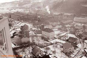 Pogled na staro šolo, zdajšnjo Mestno hišo in Železarno Ravne