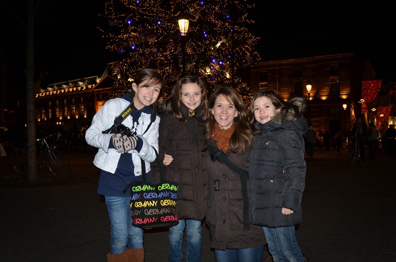 [France%2520outing34%2520Lisa%2520and%2520girls%255B3%255D.jpg]