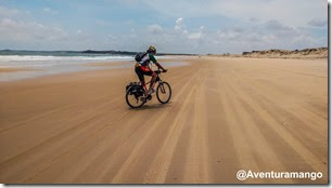 Pedalando na Praia de Malembá