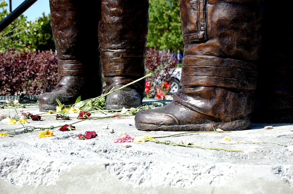 [memorialstatues2312.jpg]