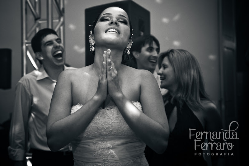 Fotos de É festa!. Foto numero 1 de Fernanda Ferraro, fotografa do Rio de Janeiro (RJ), que faz fotos de casamento (fotografias de casamentos) e fotos de eventos em todo o Rio de Janeiro. foto de casamento fotografia Foto Noiva Dia da noiva Fernanda Ferraro retrato preparativos fotos rio janeiro fotografo fotografa fotografos casamentos festas site noivas eventos