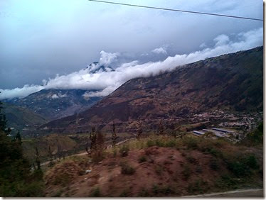arrivée a Banos, avec le volcan Tungurahua qui surplombe la ville