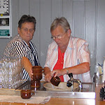 kantkringmiddag oke 2005 Mia en Leida koffiekopjes afwassen klaar voor website 24 mrt. 2006.jpg