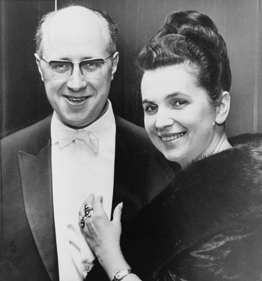 715px-Mstislav_Rostropovich_and_Galina_Vishnevskaya_NYWTS_cropped 715px-Mstislav_Rostropovich_and_Galina_Vishnevskaya_NYWTS_cropped