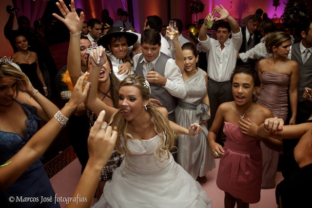 Foto número 60 de Casamento Renata e Abelardo no Clube Paissandu da cerimonialista Liliane Cariello, do Rio de Janeiro, RJ, que faz cerimonial de casamentos, cerimonial de eventos, cerimonial de festas, cerimonial de 15 anos, cerimonial de bodas, cerimonial de eventos sociais, cerimonial de aniversários, decoração de casamento, decoração de festas de 15 anos, decoração de eventos sociais, decoração de aniversários, buffet de casamento, buffet de 15 anos, buffet festas, buffet eventos e assessoria cerimonial. Fotos de Casamento Renata e Abelardo no Clube Paissandu. Foto numero 60 da cerimonialista Liliane Cariello, do Rio de Janeiro, RJ, que faz cerimonial de casamentos, cerimonial de eventos, cerimonial de festas, cerimonial de 15 anos, cerimonial de bodas, cerimonial de eventos sociais, cerimonial de aniversários, decoração de casamento, decoração de festas de 15 anos, decoração de eventos sociais, decoração de aniversários, buffet de casamento, buffet de 15 anos, buffet festas, buffet eventos e assessoria cerimonial. cerimonial casamento cerimonialista eventos casamentos rio festa buffet 15 anos niteroi festas de janeiro rj decoração dia para bodas do decoracao igreja cerimônia evangélico