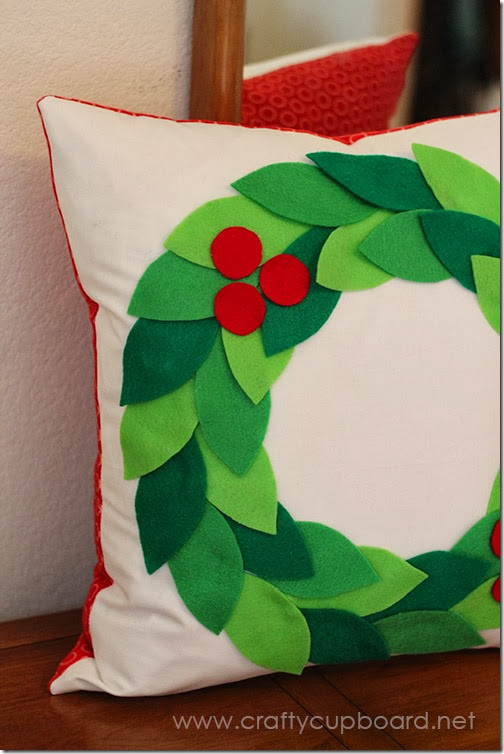 Easy Holly Wreath Pillow Easy Holly Wreath Pillow