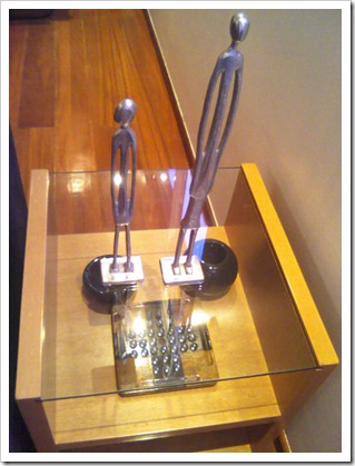 008.Mesa de Canto e Homenzinhos de alum�nio 008.Mesa de Canto e Homenzinhos de alum�nio