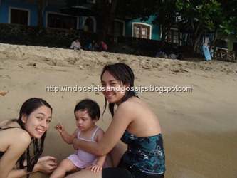 Dea Tungga Esti on beach with daughter and sister