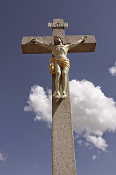 Posledním bodem a vrcholem cesty je kamenný žulový kříž s korpusem Ježíše Krista, který byl opraven jako první v rámci projektu Kalvárie znovu ožívá a to v roce 2012.

Tento žulový kamenný kříž byl zde postaven v roce 1863 u příležitosti tisíciletého výročí příchodu Cyrila a Metoděje na Velkou Moravu a právě o deset let později (1873) zde byla vystavěna celá křížová cesta.

Kříž zastupuje XII. zastavení v křížové cestě - Pán Ježíš umírá na kříži.

Foto: Daniel Chadim