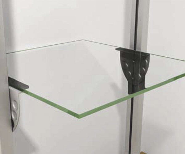 Entrepaño regulable de cristal con mensula metálica para sujeción.