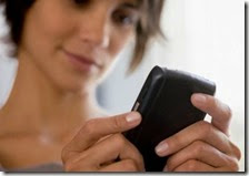 Una donna con lo smartphone Una donna con lo smartphone