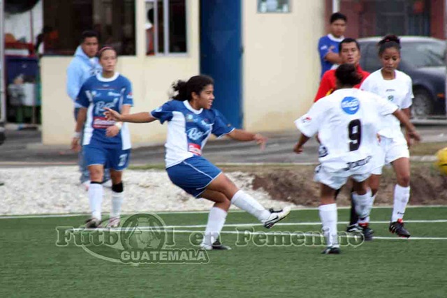 [disparo%2520de%2520gloria%2520aguilar%2520de%2520mata%2520unifut%25203ro.%2520unifut%255B3%255D.jpg]