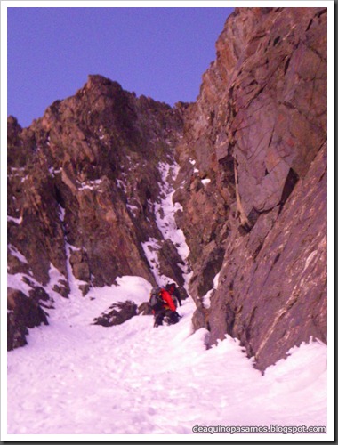 Intento al Corredor Nefropatia 200m D  90º (Pico Piedrafita 2965m, Pirineos) (Isra) 7494