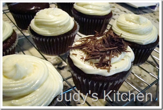 [choc%2520cupcakes%2520w%2520wh%2520choc%2520cr%2520ch%2520frosting%2520%25282%2529_thumb%255B4%255D%255B4%255D.jpg]