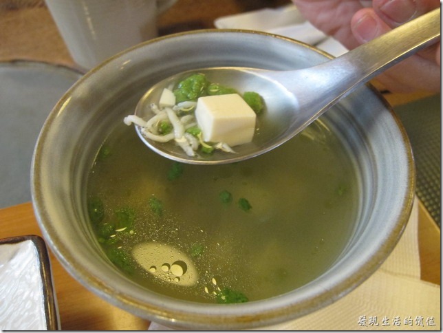台南-奉茶。吻仔魚腐湯湯，可以吃得到帶料的吻仔魚，以一般的咖啡茶餐廳來說，這附湯算是很實在了。