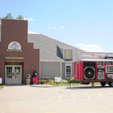 The KNIA/KRLS Big Red Radio in front of Bos Landen's "Grille on the Green"