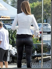 maria-menounos-booty-in-leather-pants-on-set-of-extra-04-675x900