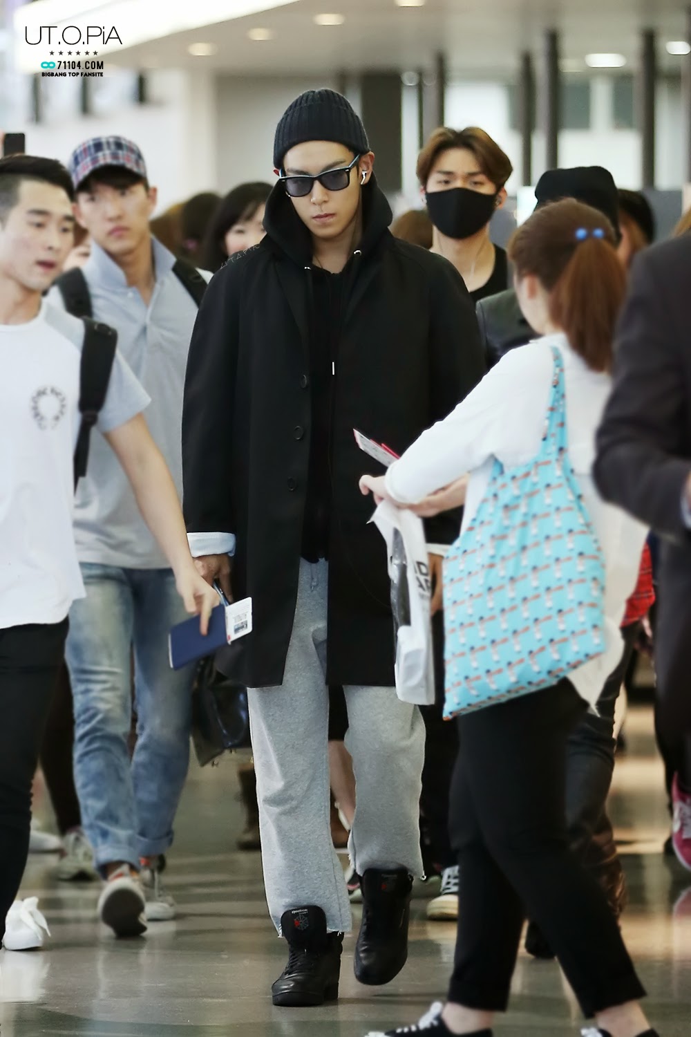 TOP - Kansai Airport - 14apr2014 - Fan - Utopia - 3.jpg