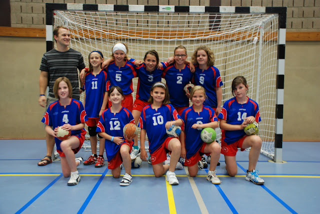 Pupillen Meisjes 2011  boven Dimitrie - Axelle Penninger  - Hanne Hiel - Britt Van Hout - Nona Bosteels - Arianne Cooremans   onder: Emma Eeckhout - Kyara Vandermeiren - Shauny - Birthe Van Hout - Jantien Van Vooren Niet afgebeeld: Lies De Hauwere - Yinke & Elise Aelbrecht -