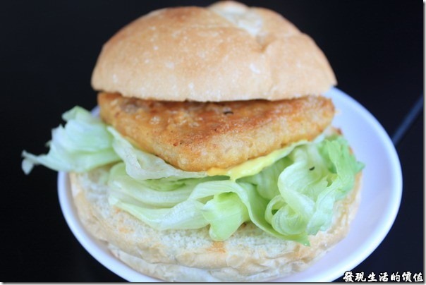 台南-菓溱是早餐店。法式紐澳良雞腿堡，雞腿則壓縮成一塊方形，看不大出來是一塊雞腿，下面還埋了一塊起士，吃起來口感還可以，就是有一股不太搭漢堡的味道，說不出來，可能是醬汁吧！
