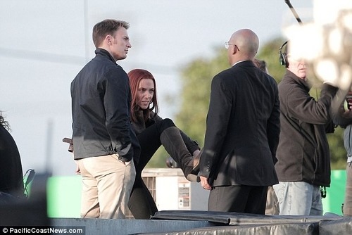 Black Widow Fights a S.H.I.E.L.D. Agent in Captain America 2 set 02