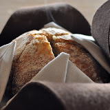 Le pain au levain, fumant, excellent.
Il est servi avec du beurre de chèvre salé et du saindoux parsemé de morceaux croquants de porc, oignons frits etc.