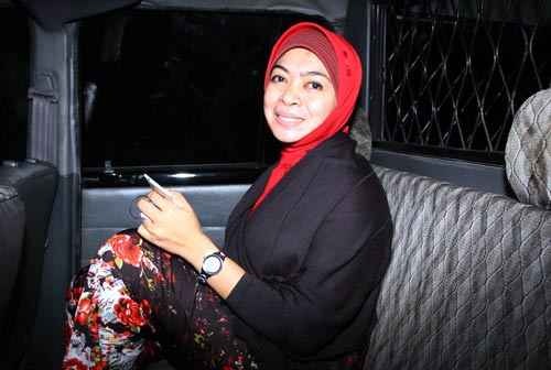 [wa%2520ode%2520nurhayati%2520saat%2520ditahan%2520KPK%255B3%255D.jpg]
