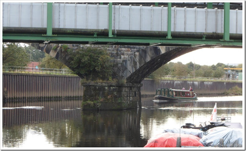 SAM_3774 Shepley Br Boat under Copper Br Railway arches SAM_3774 Shepley Br Boat under Copper Br Railway arches
