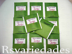 Sachê de chá
    : R$1,50 unid (min.40 unids) 
    : Cento= R$135,00
    : Sabores camomila, erva-cidreira ou chá preto.
    : Pode-se optar na escolha de mais de um sabor (min. 20 unids por sabor).
    : Personalização feita através de etiqueta personalizada e não por impressão na embalagem. O sachê já vem com o saquinho dentro.
    : Criamos uma etiqueta personalizada que colamos por cima de um sachê comum que encontramos no supermercado do tipo que já vem lacradinho na lateral.
    : Assim o conteúdo fica preservado.