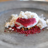 Glace à la noix, poudre de crème et de noix, poudre de cassis.
