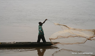 Pêcheur sur le fleuve Congo au niveau de Maluku, Kinshasa, 2006.