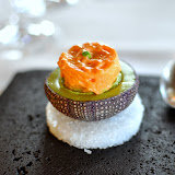 Sabayon doursin, crème à lavocat. Très bon, la saveur iodée des oursins trouvant un contrepoint idéal avec lavocat. En revanche, la texture est uniformément pâteuse, ce qui pourrait lasser si la portion était un tant soit peu plus grosse. Très bon.