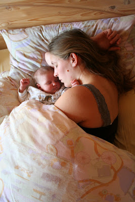 Dormindo gostoso com mamãe.