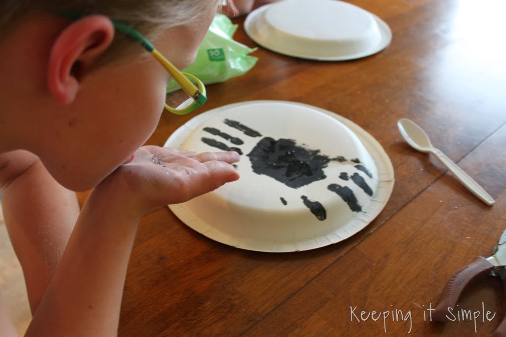 [handprint%2520spiders%2520%25286%2529%255B8%255D.jpg]