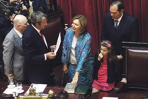 Beatriz Rojkés y su esposo Alperovich jurando sobre la Torah