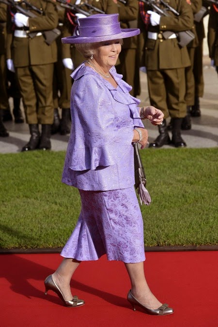 La reina Beatriz de Holanda sonríe a su ll