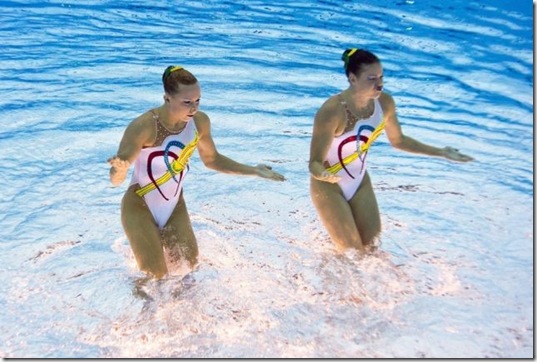synchronized-swimmers-underwater-10