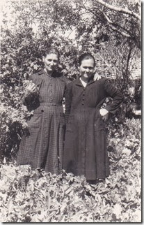 H Γεωργία Δούκα , μητέρα  της  Τασίας  Δούκα , με  την  αγαπημένη  της  γειτόνισσα  και  φίλη Γιαννούλα Μπούγαλη ( Φασογιαννούλα ) σε  αναμνηστική  φωτογραφία