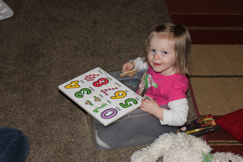[2012-01-05%2520Doing%2520a%2520puzzle%2520in%2520a%2520bucket%255B4%255D.jpg]