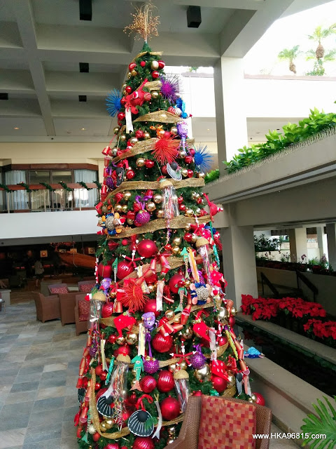 A picture of the Christmas tree at the Marriott Waikiki