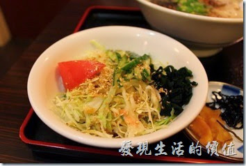日本九州在地的好味道【熊本拉麵 こむらさき本店】。拉麵定食，日幣720円，內容包含一大碗豚骨拉麵，以及蔬菜沙拉、白飯、醃製小菜。這裡的白飯也好好吃，就是太大碗了，是一般份量的兩倍。