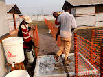 De gauche à droite, un préposé de MSF Belgique désinfecte un homme transportant son enfant, victime de l’épidémie du choléra ce 25/07/2011 dans un centre médical des prises en charge des malades à Kinshasa. Radio Okapi/ Ph. John Bompengo