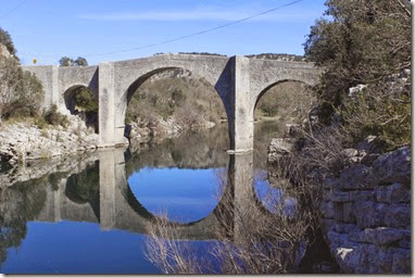 Le vieux pont d'Issensac a été restauré récemment. JP descend pour l'immortaliser ! Le vieux pont d'Issensac a été restauré récemment. JP descend pour l'immortaliser !