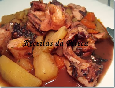Tentáculos de pota guisados com batata e cenoura-perto Tentáculos de pota guisados com batata e cenoura-perto