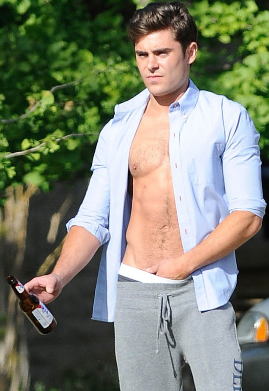 EXC - Zach Efron sem camisa joga basquete e skate, enquanto filmava cenas para Townies - 07/05/13
