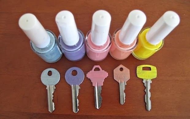 Pinte as suas chaves com esmalte para identificar os molhos. organizar chaves