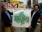 José Luis Anzizar y Fernando sosteniendo otra de las obras que formarán parte de la muestra "Urban Papers"