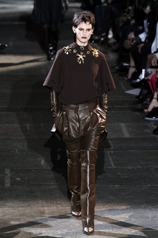 [243396-riccardo-tisci-s-equestrian-collection-for-givenchy-at-paris-fashion-w%255B3%255D.jpg]