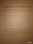 Intercalado entre las obras se encuentran textos sobre la historia y el arte que enriquecen la comprensión de la colección. Foto Mirabaires