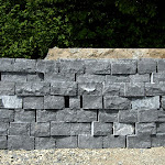 Mur en moellons equarris